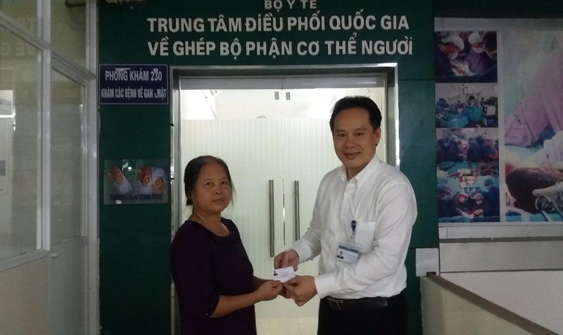 Phó giám đốc Trung tâm điều phối Quốc gia về ghép bộ phận cơ thể người trao thẻ cho một người tự nguyện hiến tạng.
