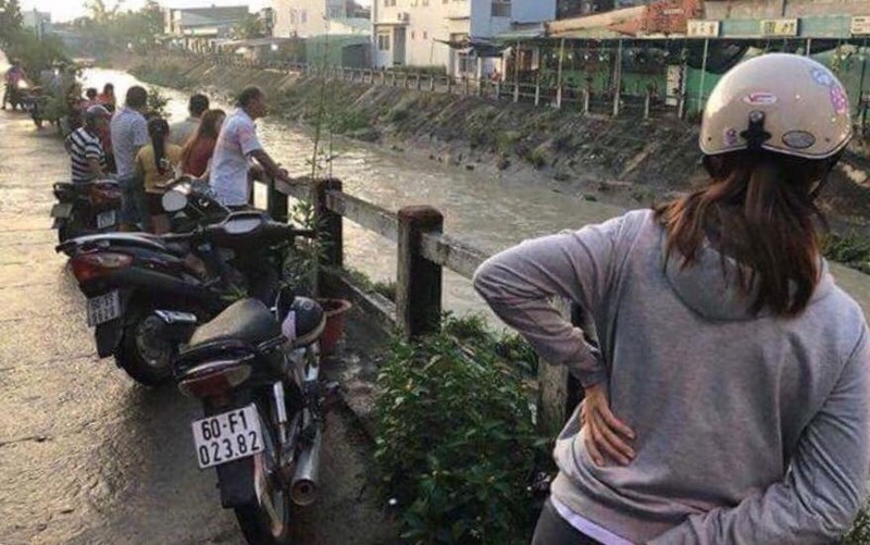 Người dân tập trung theo dõi sự việc.