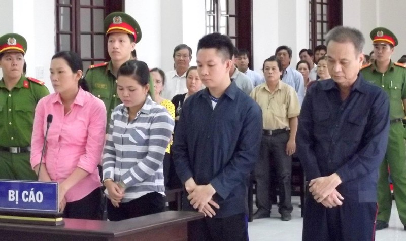 Các bị cáo trong vụ án tham ô hơn 4,6 tỷ đồng tại phiên xét xử.