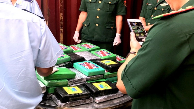 100 bánh cocaine trên container phế liệu.