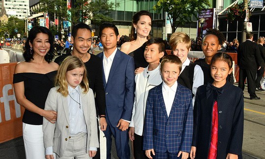 Brad Pitt và Angelina Jolie đạt thỏa thuận nuôi con - Ảnh 2. Brad Pitt và Angelina Jolie đạt thỏa thuận nuôi con - Ảnh 2.