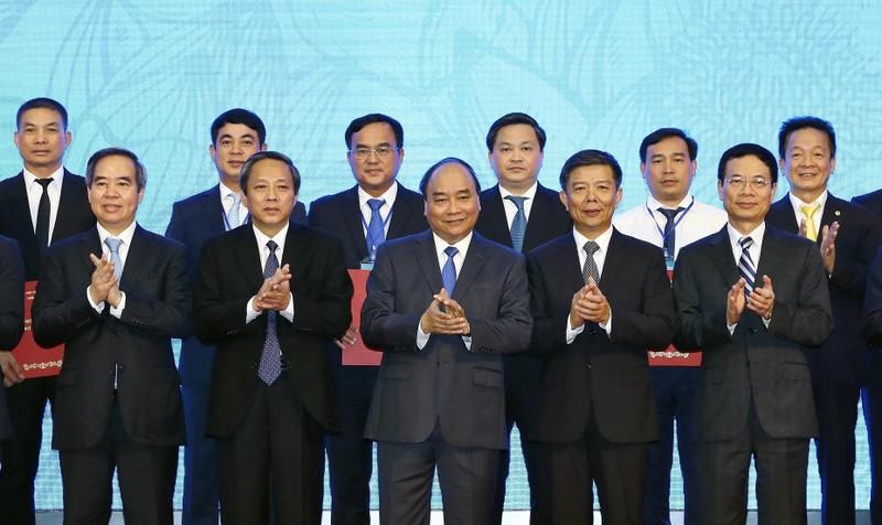 Ủy viên Bộ chính trị - Thủ tướng Nguyễn Xuân Phúc cùng lãnh đạo bộ ban ngành Trung ương và tỉnh Quảng Bình chụp ảnh lưu niệm cùng lãnh đạo các Tập đoàn, doanh nghiệp lớn