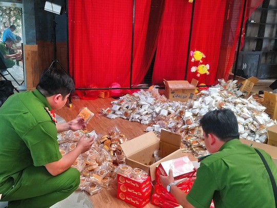 Bất ngờ bên trong điểm kinh doanh chứa hàng ngàn bánh trung thu - Ảnh 1. Bất ngờ bên trong điểm kinh doanh chứa hàng ngàn bánh trung thu - Ảnh 1.