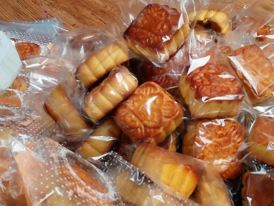 Bất ngờ bên trong điểm kinh doanh chứa hàng ngàn bánh trung thu - Ảnh 2. Bất ngờ bên trong điểm kinh doanh chứa hàng ngàn bánh trung thu - Ảnh 2.