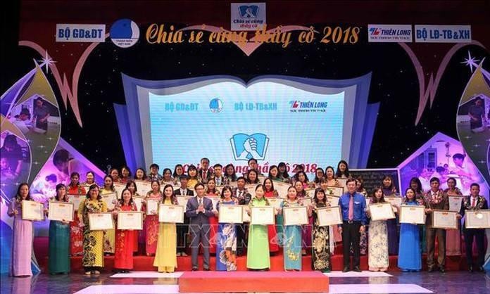 Phó Thủ tướng Chính phủ Vũ Đức Đam dự và phát biểu động viên các thầy giáo, cô giáo