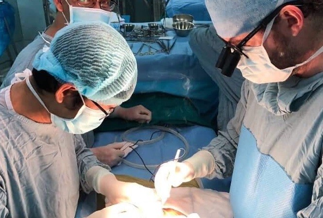 Ca ghép gan 15 tiếng từ ông nội cho cháu sơ sinh Ca ghép gan 15 tiếng từ ông nội cho cháu sơ sinh