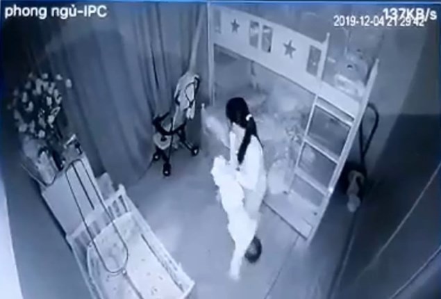 Khởi tố người giúp việc dốc ngược bé gái 14 tháng tuổi - Ảnh 1. Khởi tố người giúp việc dốc ngược bé gái 14 tháng tuổi - Ảnh 1.