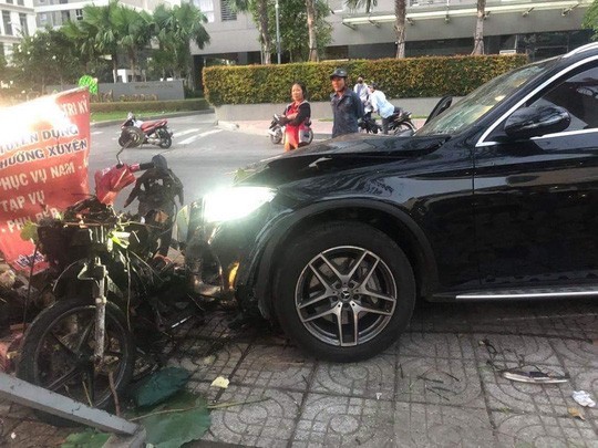 Khởi tố, bắt tạm giam tài xế tông chết người gần sân bay Tân Sơn Nhất - Ảnh 2. Khởi tố, bắt tạm giam tài xế tông chết người gần sân bay Tân Sơn Nhất - Ảnh 2.