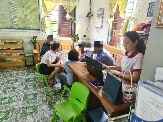 Bé mầm non tò mò vén váy bạn trong lớp: Ban giám hiệu, giáo viên sẽ kiểm điểm - 1