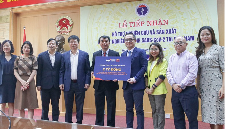 TCPVN và nhãn hàng Red Bull đóng góp 2 tỷ đồng hỗ trợ hoạt động nghiên cứu sản xuất bộ Kit xét nghiệm nhanh Covid-19