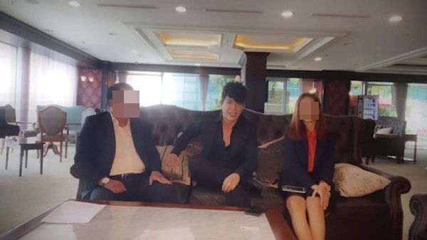 Nam ca sĩ Nathan Lee livestream “tố” nhiều nghệ sĩ trong showbiz. (Ảnh chụp màn hình).