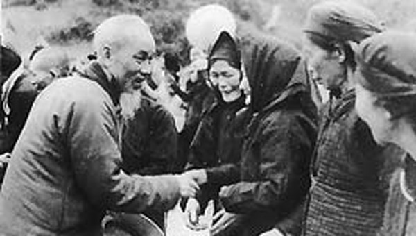 Hình ảnh Bác Hồ trong bộ phim “Hồ Chí Minh - Chân dung một con người” (đạo diễn NSND Bùi Đình Hạc và Lê Mạnh Thích).