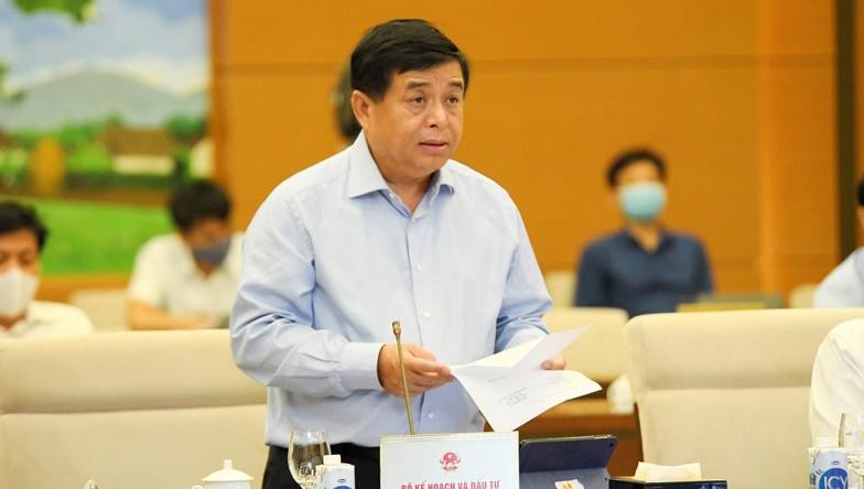 Bộ trưởng Nguyễn Chí Dũng trình bày báo cáo tại phiên họp.