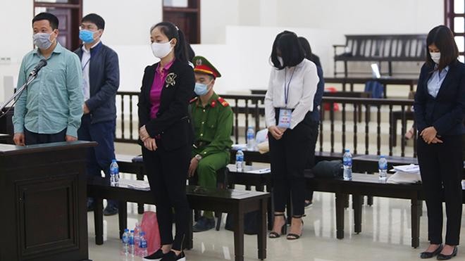 Thu hồi tài sản tham nhũng không còn là việc riêng của cơ quan tố tụng. (Trong ảnh: Hà Văn Thắm và đồng phạm hầu tòa vì liên quan đến sai phạm tại OceanBank)