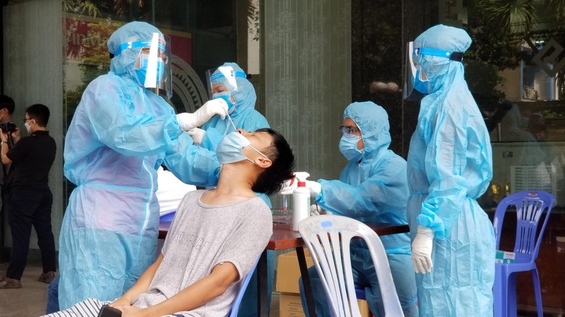 Nhân viên y tế lấy mẫu xét nghiệm SARS-CoV-2 cho người dân trong cộng đồng. (Ảnh minh họa)