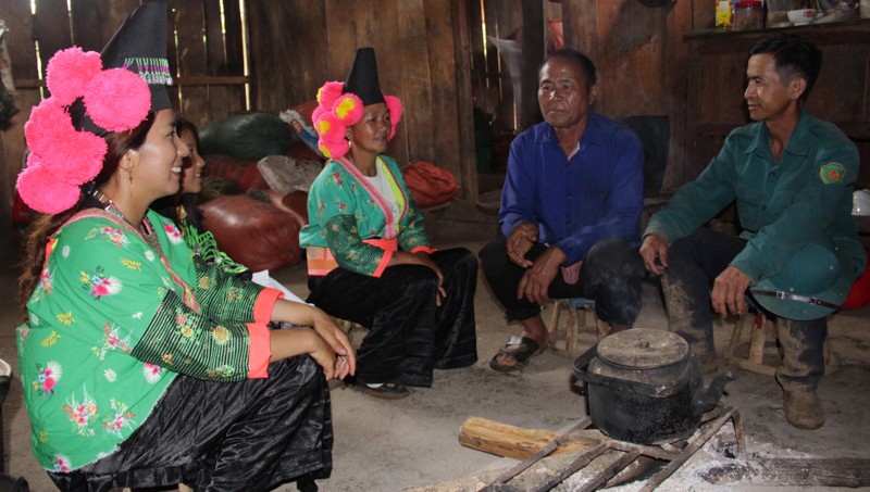 Ông Vàng Dúa Di (thứ 2 bên phải sang), vận động bà con từ bỏ hủ tục lạc hậu.