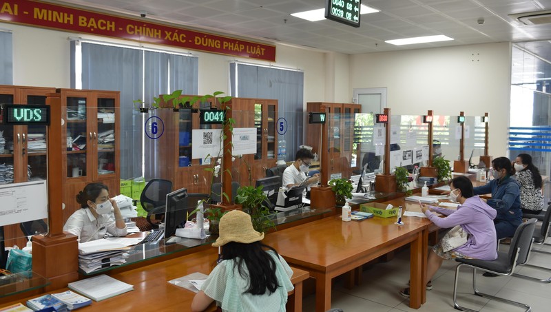 Người dân làm hồ sơ để nhận hỗ trợ theo Nghị quyết 68 của Chính phủ.