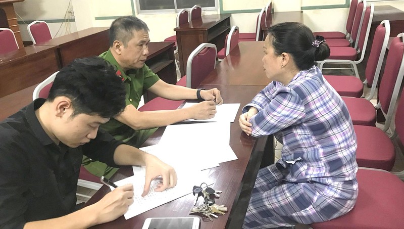 Đại tá Cường hỏi cung một đối tượng bị bắt .