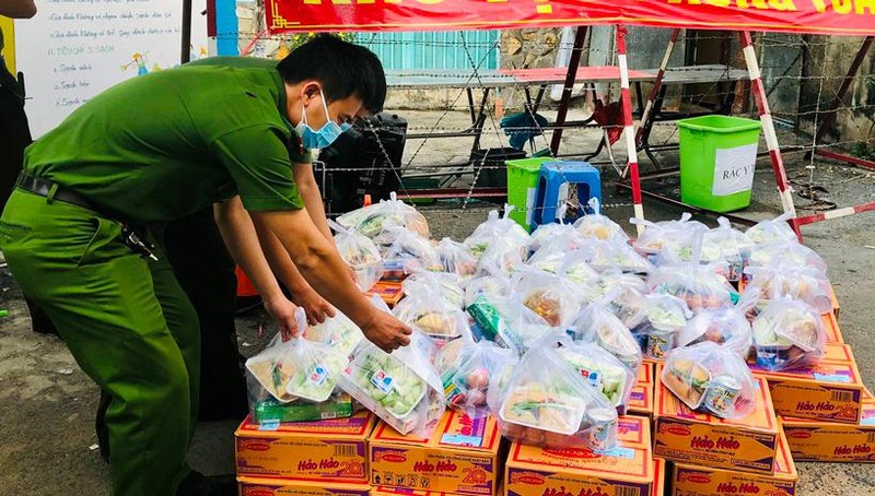 Trong thời gian giãn cách xã hội tới, TP Hồ Chí Minh sẽ tăng cường hơn nữa hỗ trợ, chăm lo cho người dân, nhất là người dân trong khu phong tỏa.
