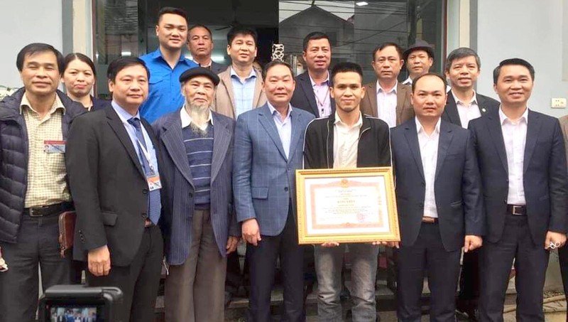 Phó Chủ tịch UBND Hà Nội Lê Hồng Sơn trao Bằng khen của Thủ tướng Chính phủ cho anh Nguyễn Ngọc Mạnh.