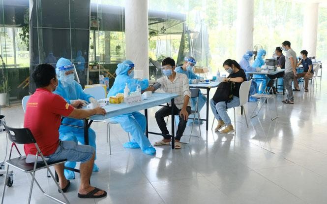 7-3243 TP Hồ Chí Minh và Hà Nội đang đẩy nhanh việc tiêm chủng vaccine ngừa COVID-19.