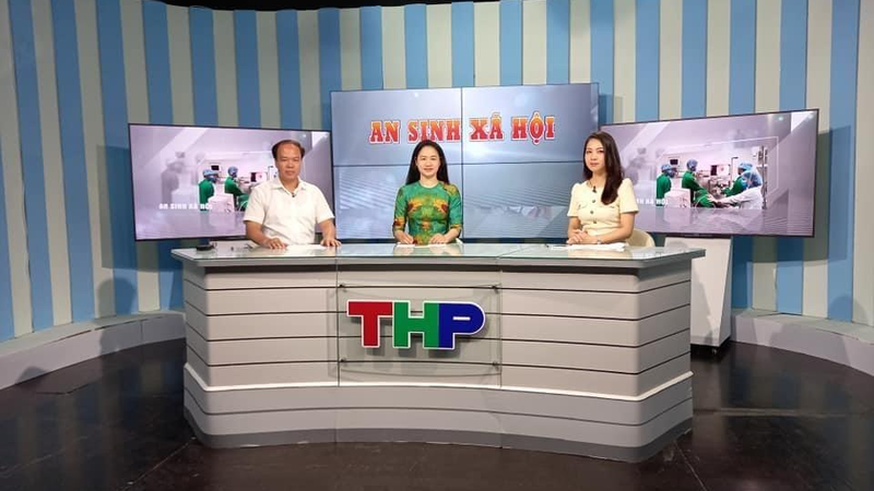 Bà Huyền (ngồi giữa) trong một chương trình tuyên truyền pháp luật.