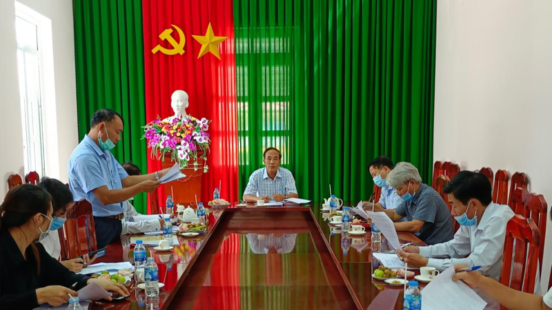 Ông Nguyễn Văn Tình chủ trì cuộc họp về công tác tuyên truyền trên địa bàn.