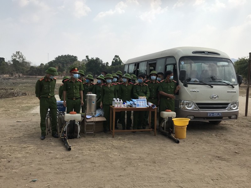 Cán bộ, chiến sỹ Trại giam Gia Trung ra quân phun thuốc phòng dịch, phát khẩu trang miễn phí cho người dân.
