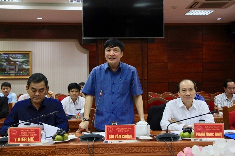 Bí thư Tỉnh ủy tỉnh Đắk Lắk Bùi Văn Cường phát biểu tại hội nghị.