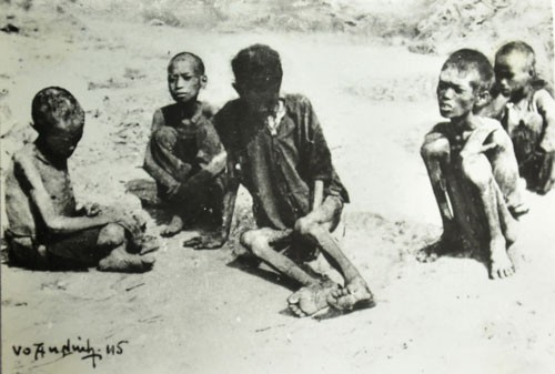 Người dân đói khổ chỉ còn da bọc xương năm 1954 (Ảnh tư liệu)