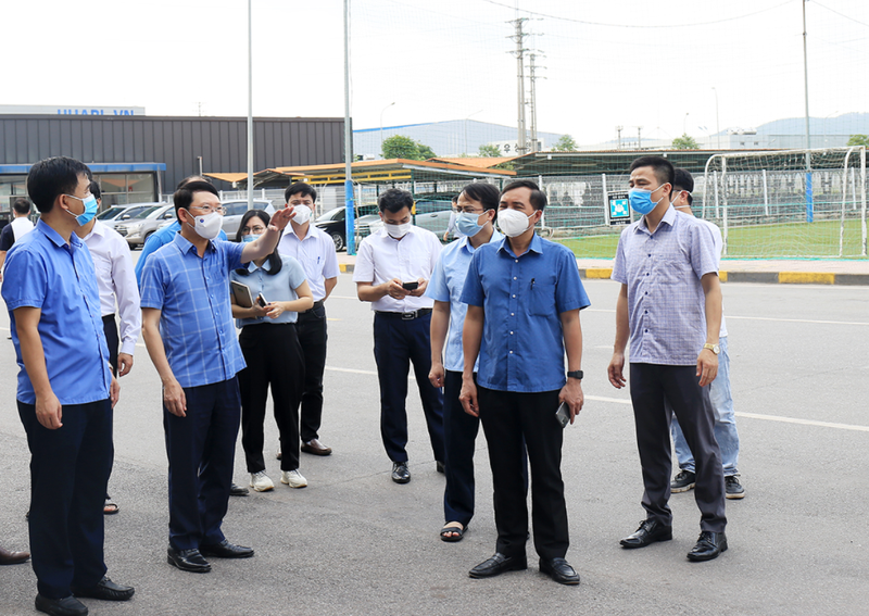 Chủ tịch UBND tỉnh Bắc Giang Lê Ánh Dương cùng Đoàn công tác kiểm tra việc phòng, chống dịch tại
Công ty TNHH Shin young Việt Nam thuộc KCN Vân Trung, huyện Việt Yên.