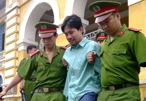 Mẹ hung thủ sát hại bạn trên bàn nhậu chết lặng khi nghe tòa tuyên án