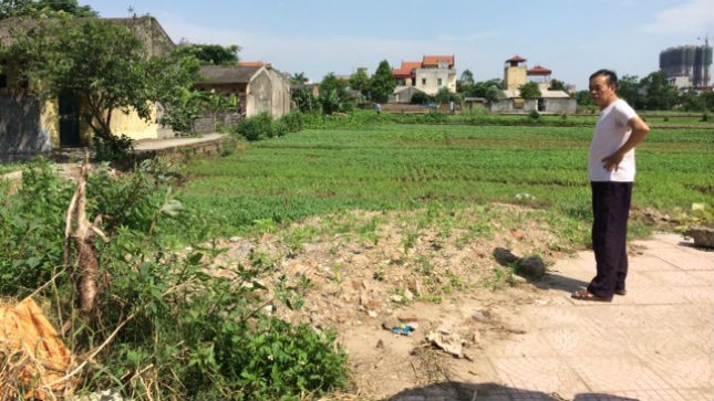 Đang đi trên phần đất nông nghiệp này, con đường lại “rẽ ngoặt” một đoạn vào khu dân cư. Ảnh: PV