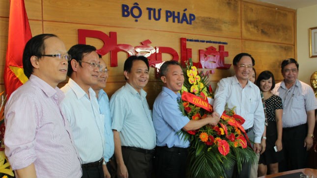 Đoàn đại biểu TP Hải Phòng chúc mừng Báo Pháp luật Việt Nam