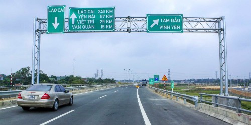 Nhiều biển báo, vạch kẻ đường trên cao tốc Nội Bài - Lào Cai bị yêu cầu chỉnh sửa