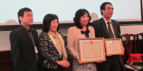 Thứ trưởng Nguyễn Thúy Hiền trao Bằng khen cho Cục Bổ trợ Tư pháp