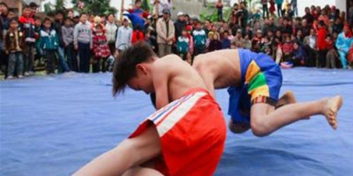 Độc nhất vô nhị keo vật “trai rốt”…