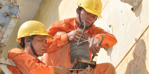 Công nhân trực vận hành tại Trạm biến áp 110kV Nghĩa Đô. (Ảnh chụp lúc 11h ngày 27/5/2015)
