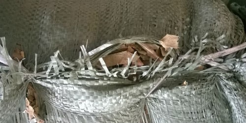 Bao bì đóng gói của Công ty Dược Sơn Lâm khá sơ sài, nhiều dược liệu bị lòi ra bên ngoài