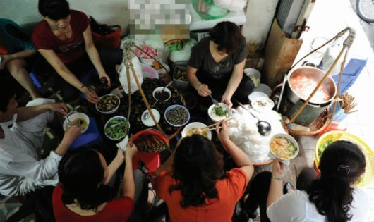 Cứ vào những ngày đầu xuân năm mới là các hàng quán có bán món bún
ốc tại Hà Nội lại vô cùng đắt khách