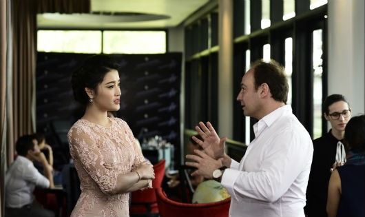 Á hậu Huyền My trò chuyện cùng nghệ nhân Bastein Gonzales