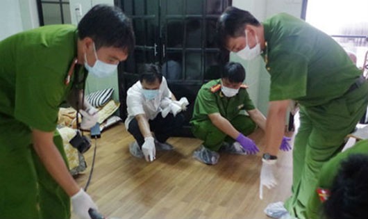 Các cán bộ Viện Khoa học Hình sự Bộ Công an khám nghiệm hiện trường một vụ trọng án