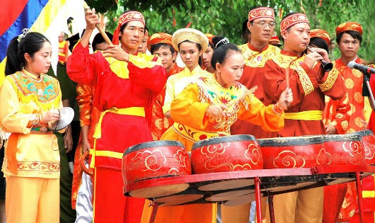 Nghệ nhân Nguyễn Thị Thuận biểu diễn nhạc võ Tây Sơn