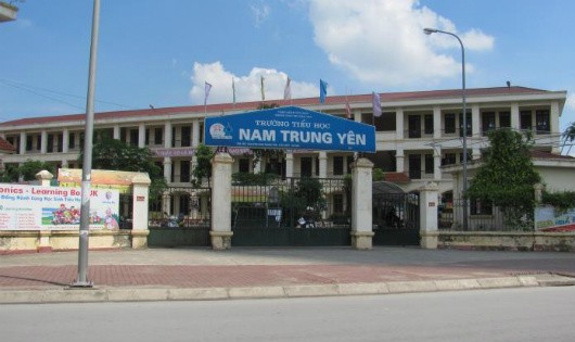 Nghi án xe hiệu trưởng đâm gãy chân học sinh - Những người trong cuộc nói gì?