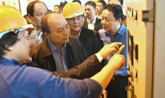 Thủ tướng thị sát công nghệ điện rác của Công ty HMC. Ảnh: VGP/Quang Hiếu