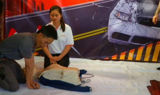 BS Chính đang hướng dẫn cách sơ cấp cứu nạn nhân bị tai nạn giao thông