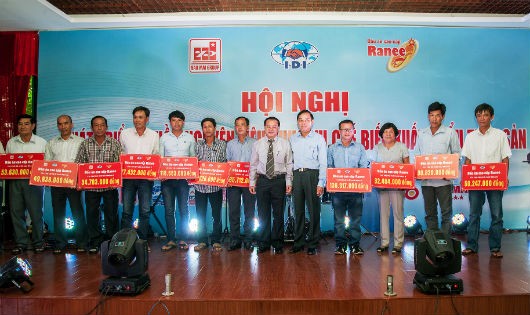 Tập đoàn Sao Mai tài trợ cho hộ nuôi thỏa tiêu chí “Nuôi đạt năng suất và chất lượng” năm 2017