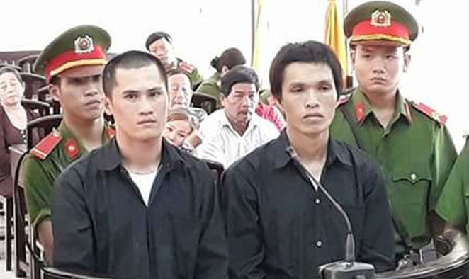 Bị cáo Nguyễn Văn Tình (trái) và Phạm Tuất Linh nghe tòa tuyên án. Ảnh: K.NAM/Báo Tuổi trẻ