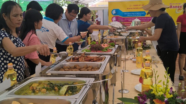 Khu ẩm thực cá tra của Tập đoàn Sao Mai thu hút đông đảo khách tham quan