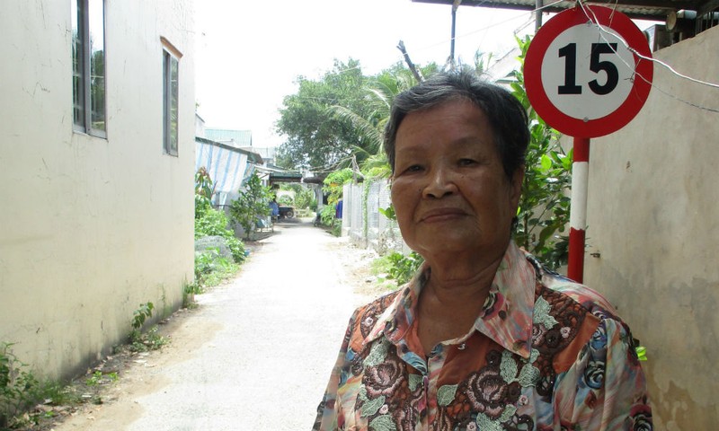 Bà Sữa và con đường nhựa đã hoàn thành có công hiến đất của bà